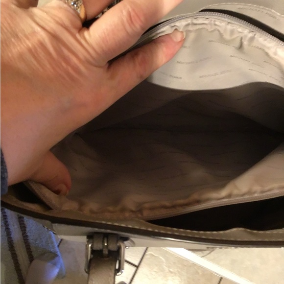 MICHAEL KORS VOYAGER EAST WEST TOTE PEARL GREY . - Picture 12 of 16